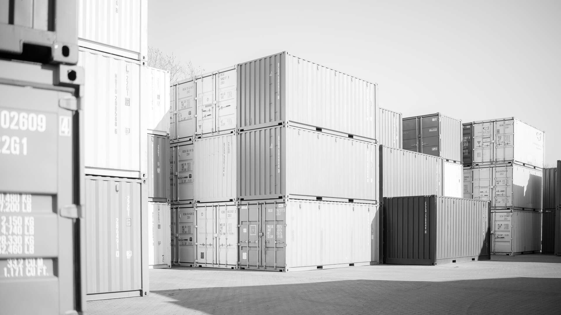 Containerhof mit mehreren Containern aufeinander