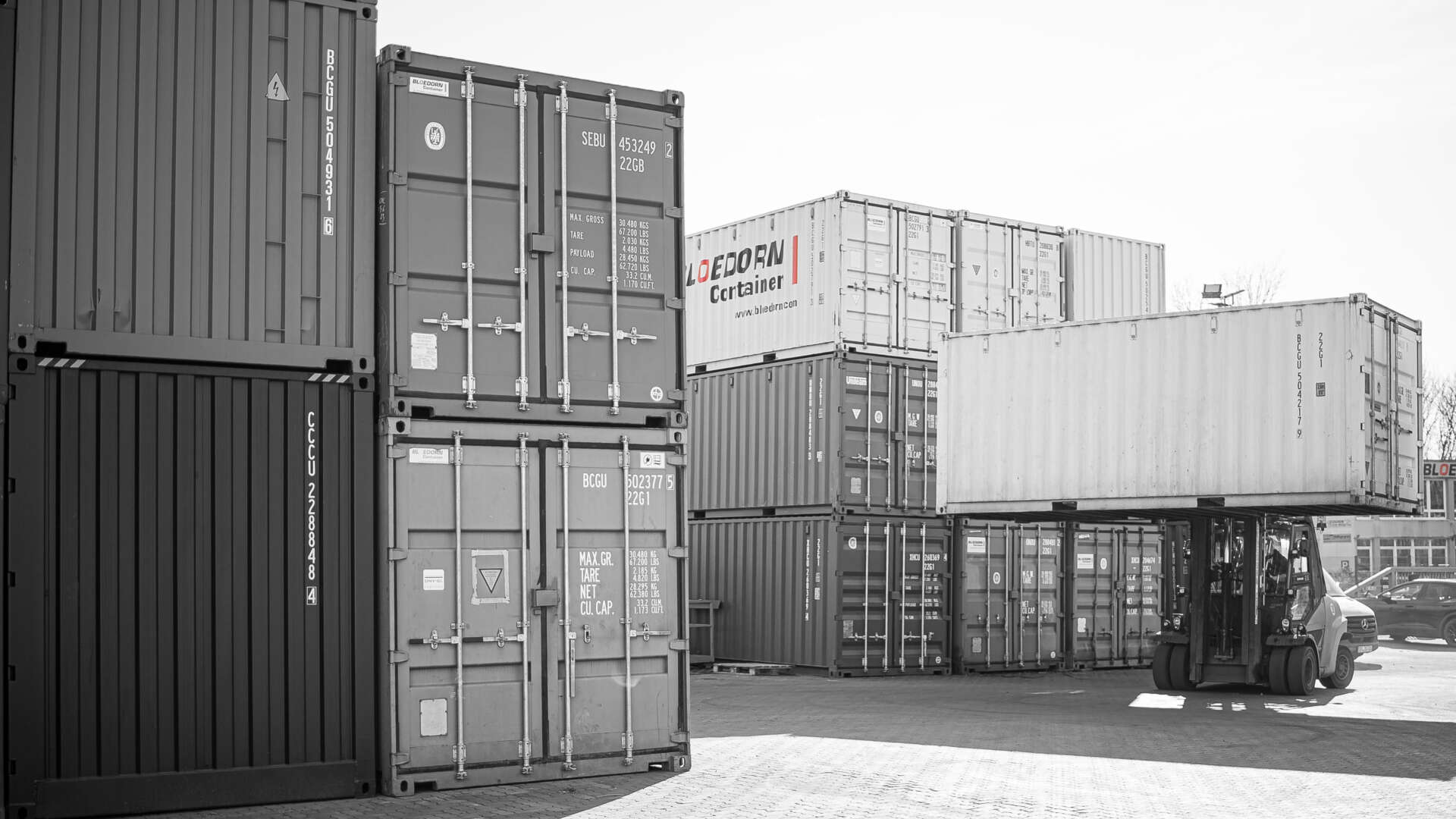 Gabelstapler bringt Container an einen anderen Ort