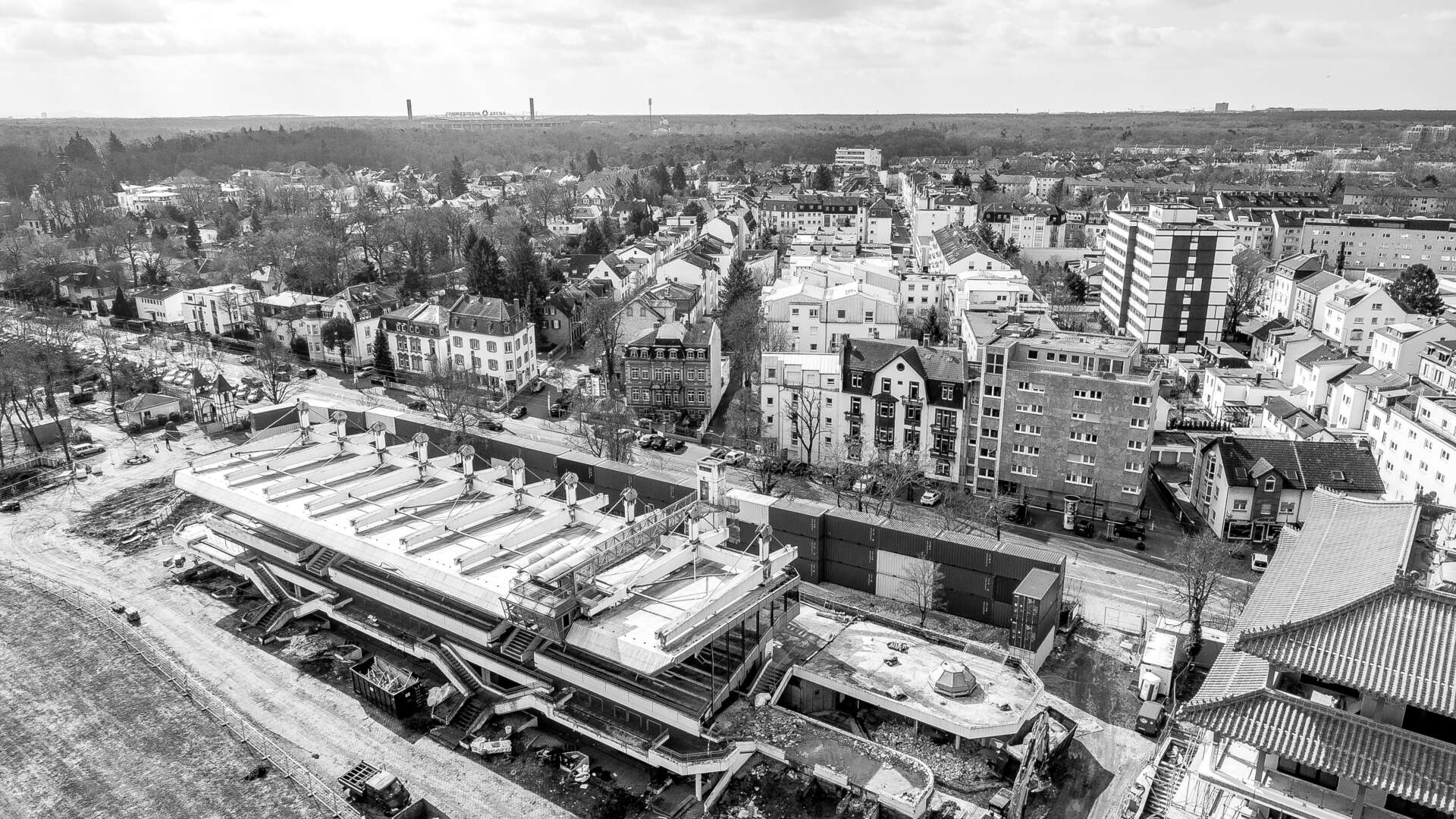 Schallschutzwand um eine große Baustelle aus der Luft