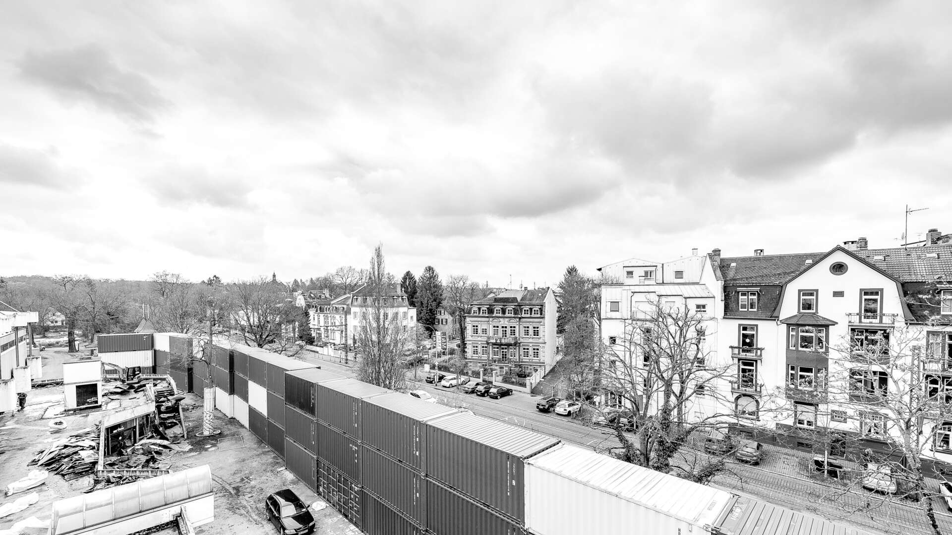 Schallschutzwand vor einem Wohnviertel