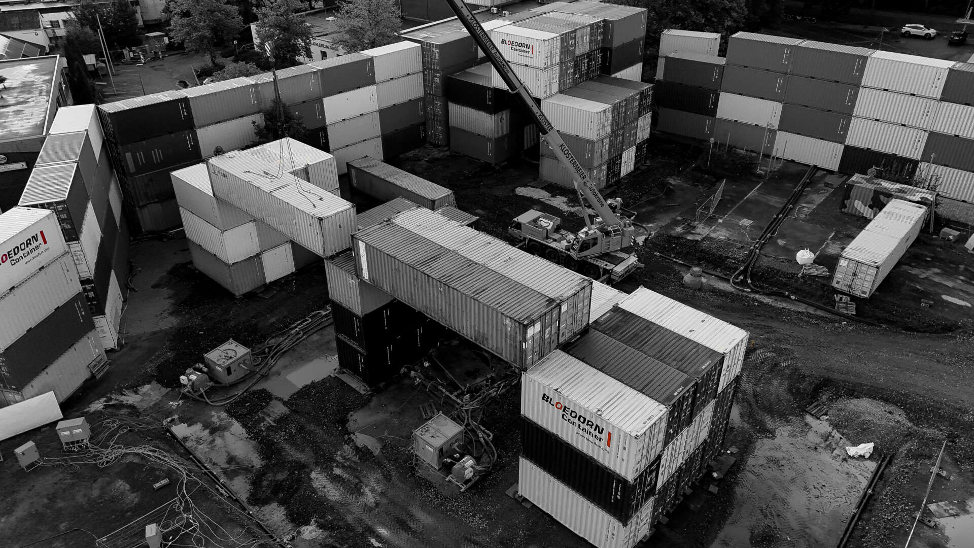 Komplexe Splitterschutzwand Konstruktion gebaut aus vielen Containern
