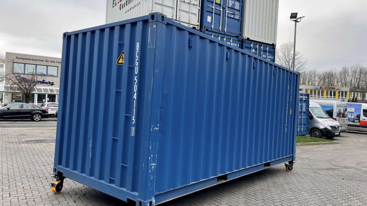 Container auf Rollen auf einem Parkplatz