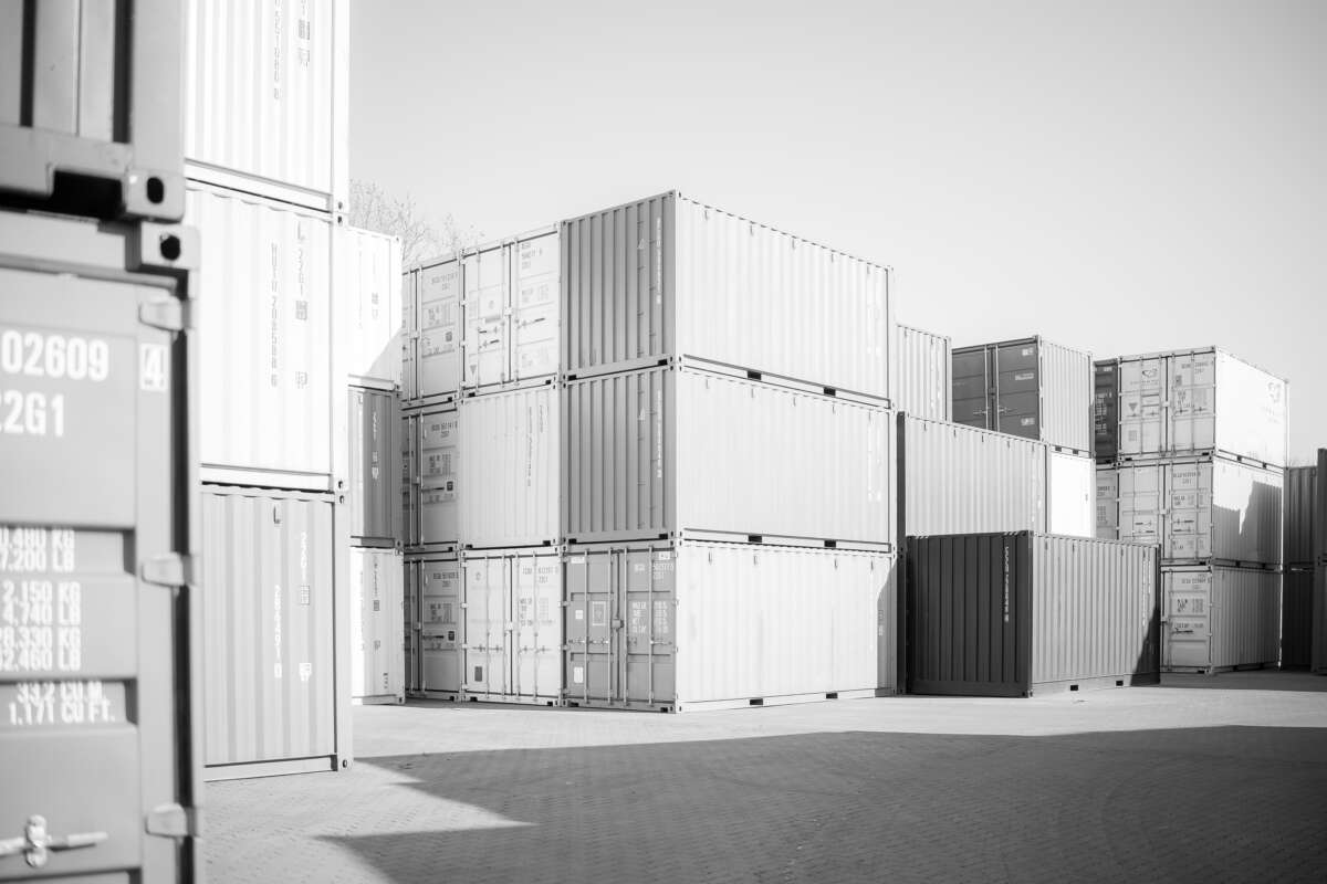 Containerhof mit mehreren Containern aufeinander