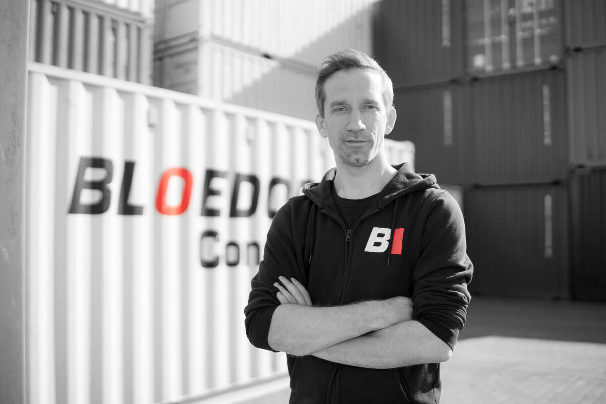 Stefan Mlynek vor Containern