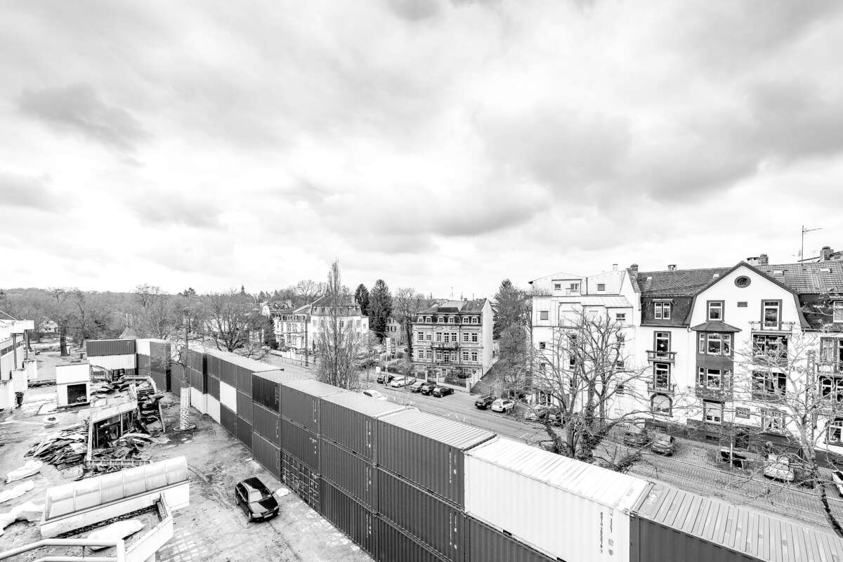 Schallschutzwand vor einem Wohnviertel